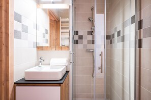 Hair dryer, towels - Les Carlines 09 - Three Bedroom Apartment, Sleeps 6 (Samoëns)