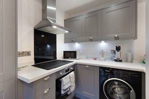 Een koelkast, een oven, een kookplaat, een broodrooster