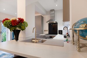 Een koelkast, een oven, een kookplaat, een broodrooster