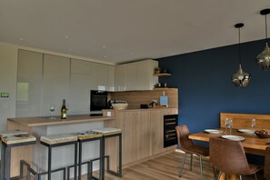 Fridge, oven, dishwasher, coffee/tea maker