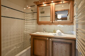 Sèche-cheveux, serviettes fournies