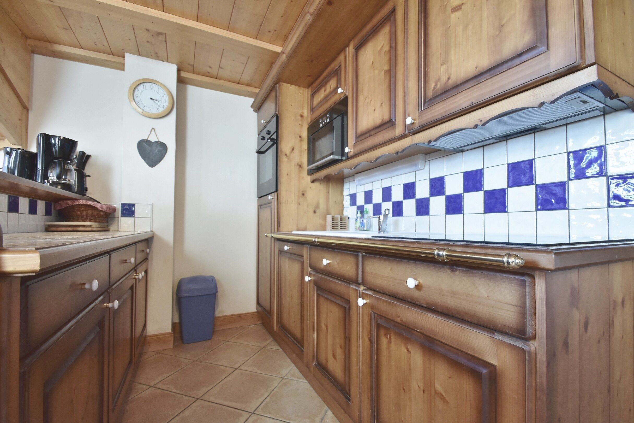 Kjøleskap, mikrobølgeovn, ovn og oppvaskmaskin