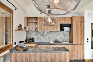 Geladeira, micro-ondas, fogão, lava-louças