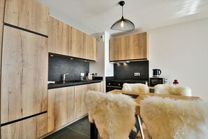 Kylskåp, mikrovågsugn, ugn och diskmaskin