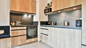 Kühlschrank, Mikrowelle, Ofen, Geschirrspüler