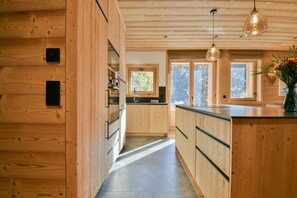 Jääkaappi, mikroaaltouuni, uuni, astianpesukone