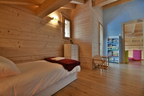 5 bedrooms, iron/ironing board, free WiFi, bed sheets
