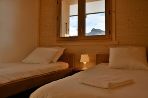 5 bedrooms, iron/ironing board, free WiFi, bed sheets