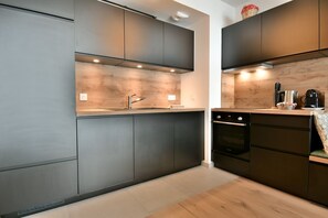 Cafetera y tetera, refrigerador, microondas y horno
