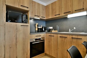 Kühlschrank, Mikrowelle, Ofen, Geschirrspüler