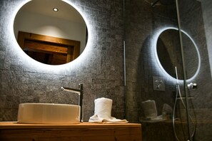 Amenidades de baño gratuitas, secadora de cabello, toallas 