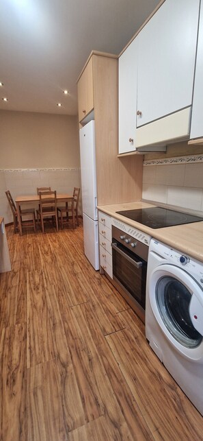 Réfrigérateur, micro-ondes, four, cafetière/bouilloire