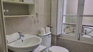 Een douche, een haardroger, handdoeken, shampoo