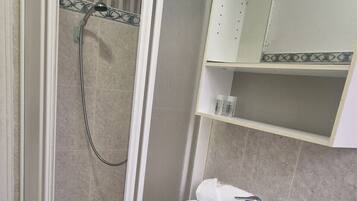 Een douche, een haardroger, handdoeken, shampoo