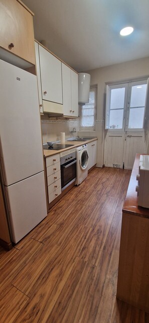 Kjøleskap, mikrobølgeovn, ovn og kaffetrakter/tekoker