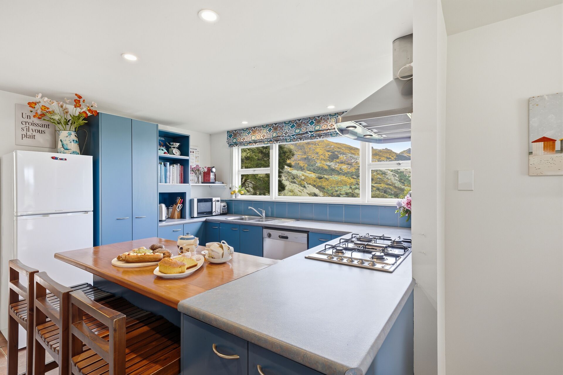 Réfrigérateur, micro-ondes, lave-vaisselle, cafetière/bouilloire