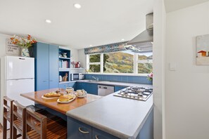 Refrigerador, microondas, lavavajillas y cafetera y tetera