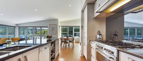 Réfrigérateur, micro-ondes, lave-vaisselle, grille-pain