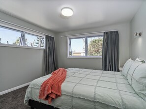 4 bedrooms, bed sheets - Caddy's Shack - Whangamata Holiday Home (Whangamata)