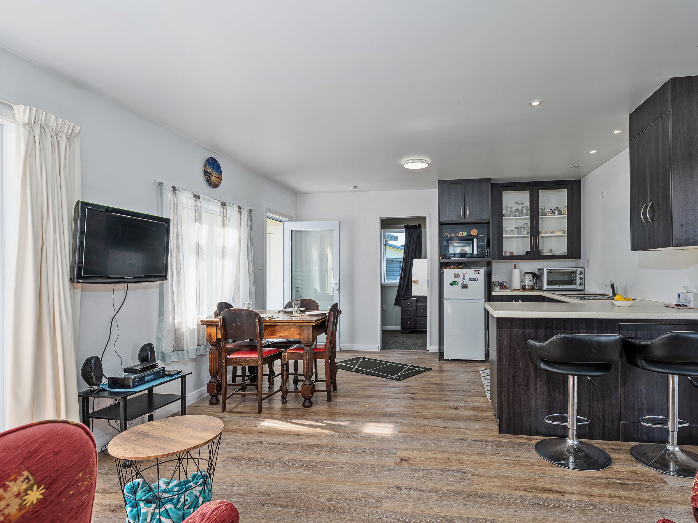 Réfrigérateur, micro-ondes, grille-pain