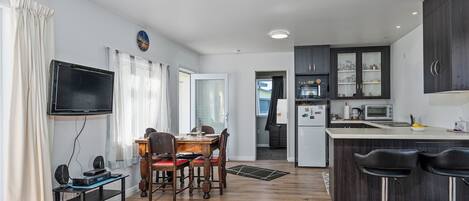 Réfrigérateur, four à micro-ondes, grille-pain, vaisselle et ustensiles