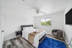 4 makuuhuonetta, silitysrauta/-lauta, Wi-Fi, vuodevaatteet