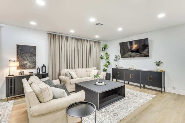 TV - Cozy and Comfortable Home (Coral Springs)