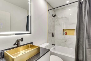 Dusche, Haartrockner, Handtücher, Seife