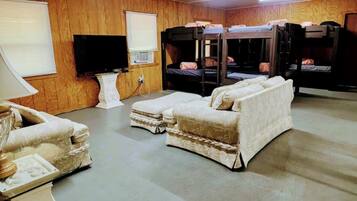 4 bedrooms, iron/ironing board, WiFi, bed sheets