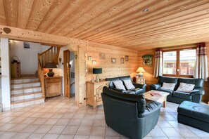 Fernseher, Kamin, Stereoanlage