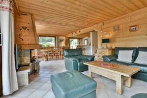 Fernseher, Kamin, Stereoanlage