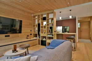 Televisie, een open haard en een stereo