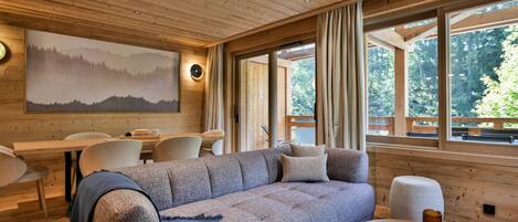 TV, caminetto, impianto stereo