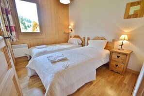 3 dormitorios, tabla de planchar con plancha, ropa de cama