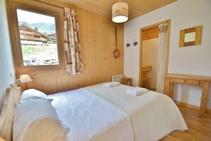 3 bedrooms, iron/ironing board, bed sheets