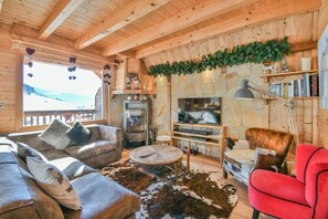 TV, peis, DVD-spiller og stereoanlegg