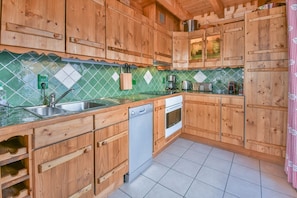 Kühlschrank, Mikrowelle, Ofen, Geschirrspüler
