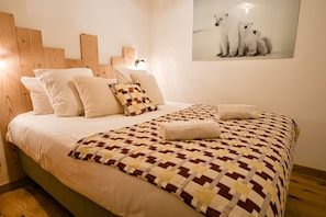 2 bedrooms, iron/ironing board, free WiFi, bed sheets