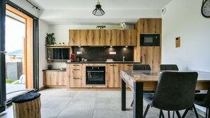 Kjøleskap, mikrobølgeovn, ovn og oppvaskmaskin