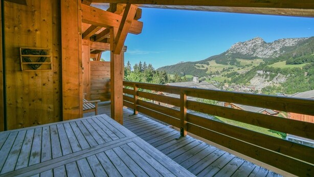 A wooden deck with a wooden railing overlooking a mountainous landscape. - Refuge Les Echelles E6 (Le Grand Bornand)