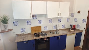 Klassiek appartement, uitzicht op golfbaan | Privékeuken | Een koelkast, een magnetron