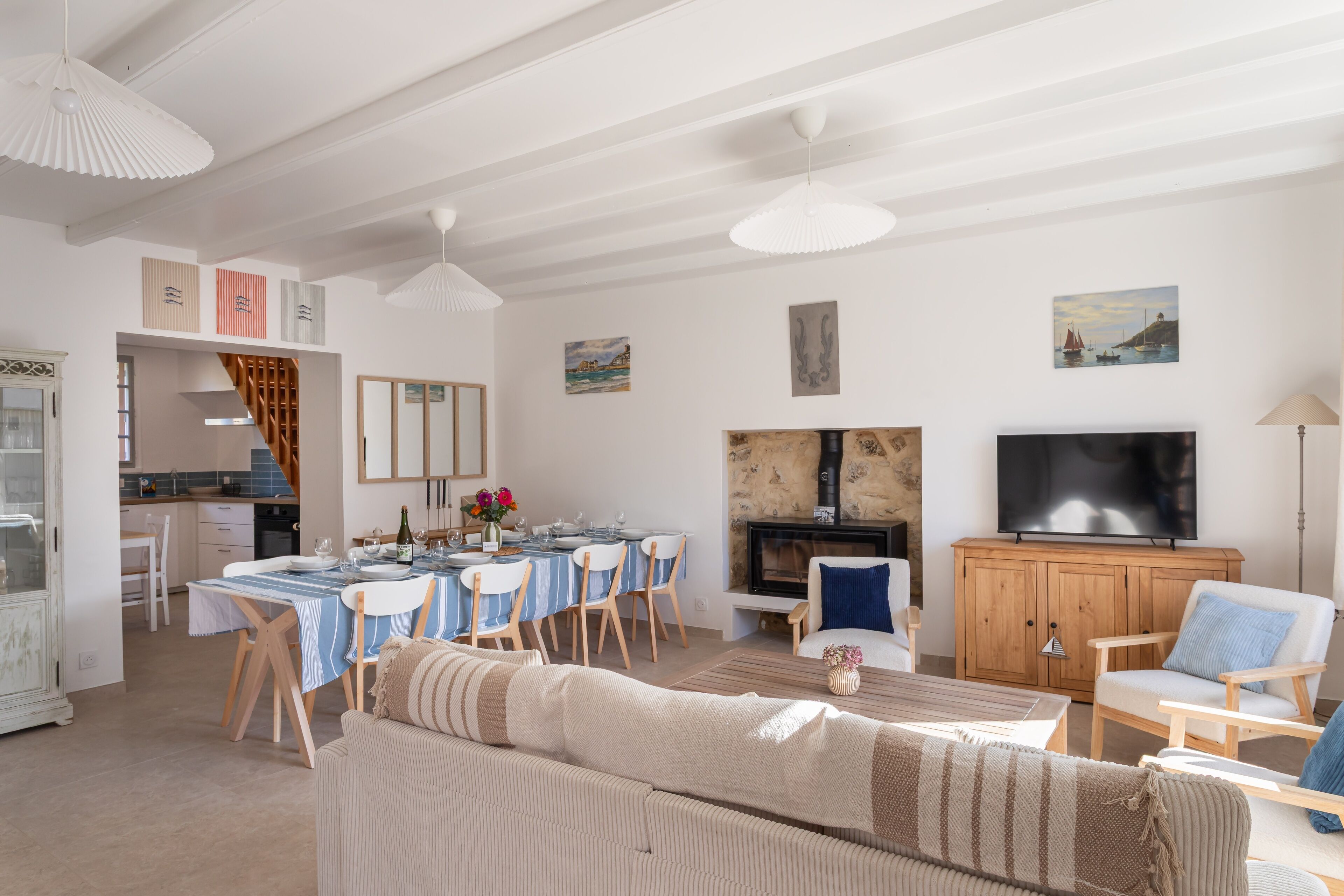 Tv, eldstad och dvd-spelare