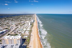 Nær stranden, solsenger og strandhåndklær