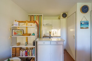 Réfrigérateur, micro-ondes, four, cafetière/bouilloire