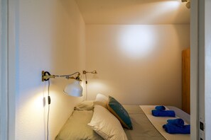 1 غرفة نوم ومكواة/لوح كي وملاءات أسرّة