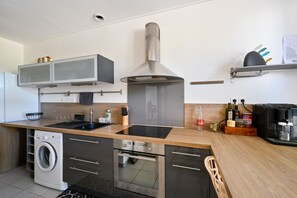 Kjøleskap, mikrobølgeovn, ovn og kaffetrakter/tekoker