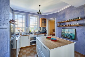Kühlschrank, Mikrowelle, Ofen, Geschirrspüler