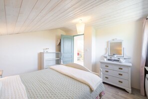 2 bedrooms, iron/ironing board, free WiFi, bed sheets