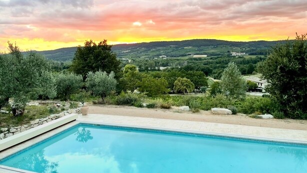 A swimming pool with a view of a landscape and hills in the background. - Le Baiser du Soleil - Piscine Privée (Mirabel-aux-Baronnies)