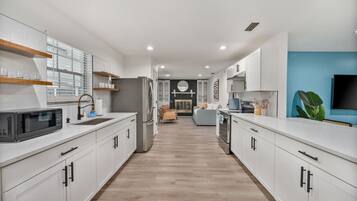 Een koelkast, een microgolfoven, een oven, een kookplaat